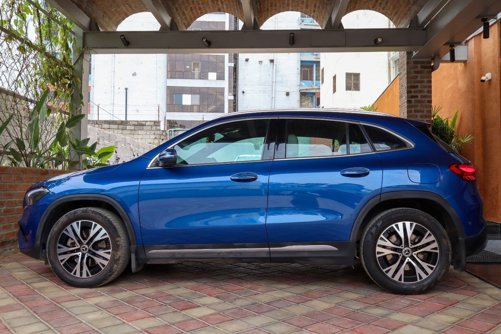 Car image 3