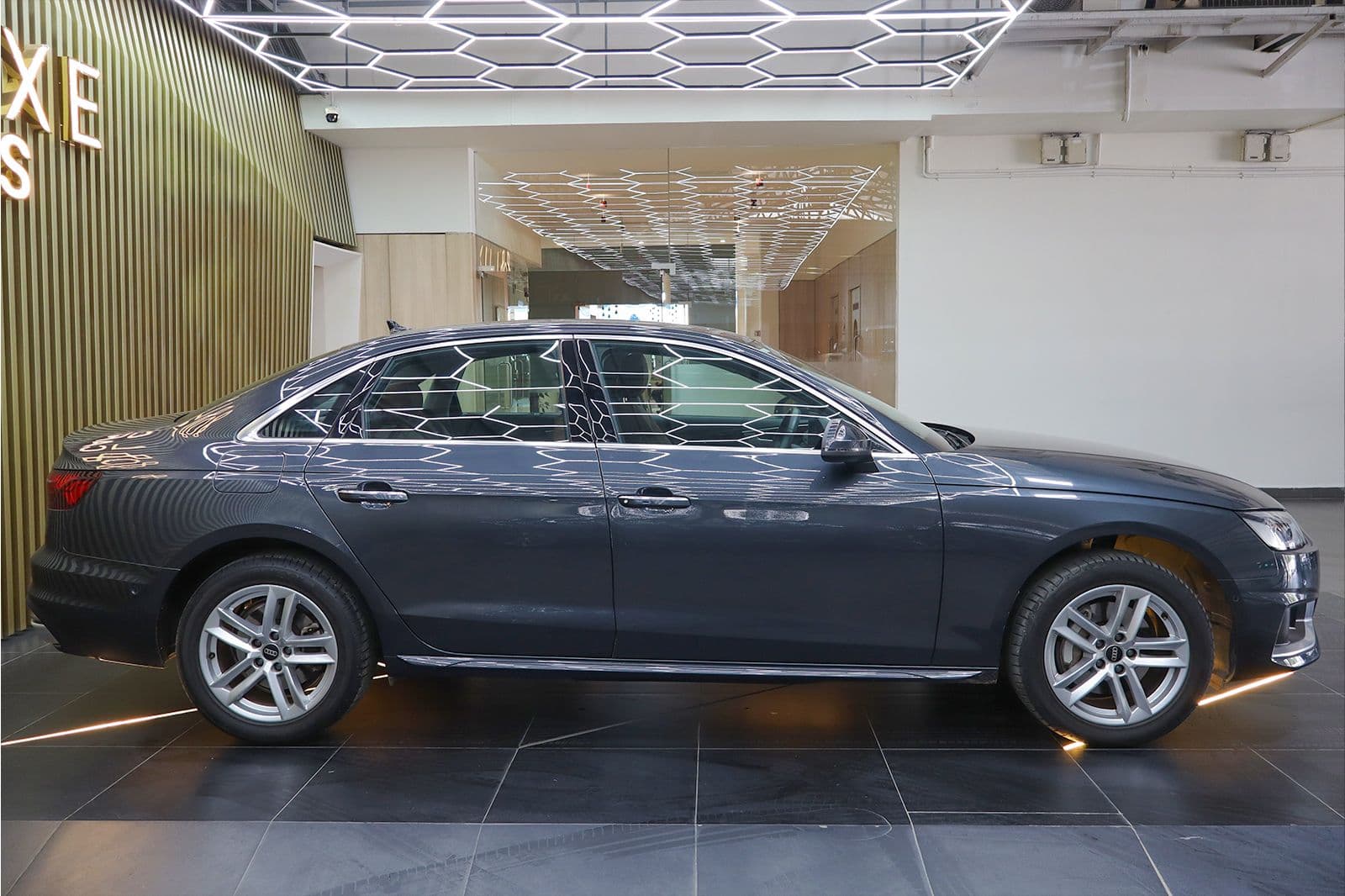 Car image 4