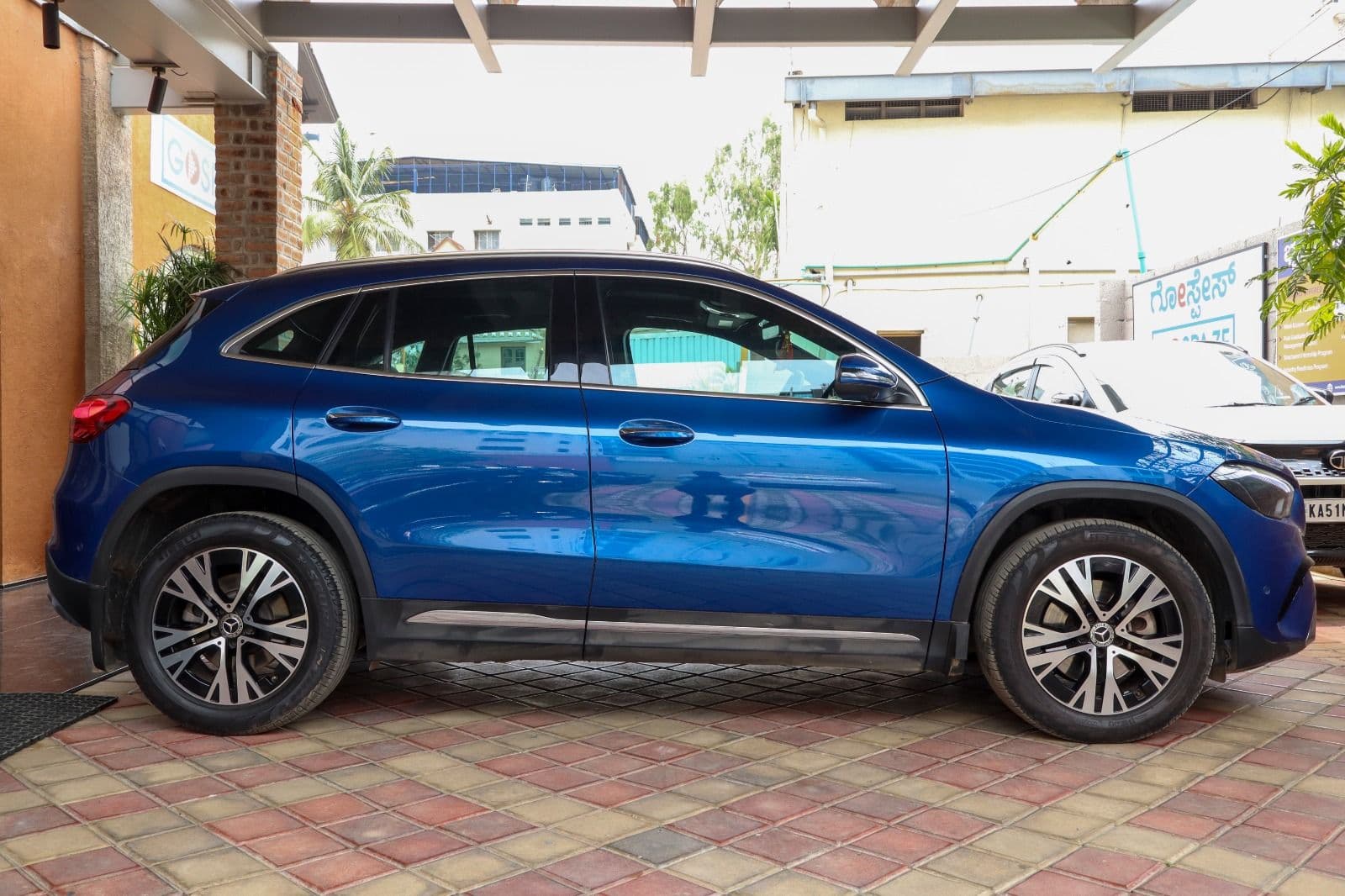Car image 4