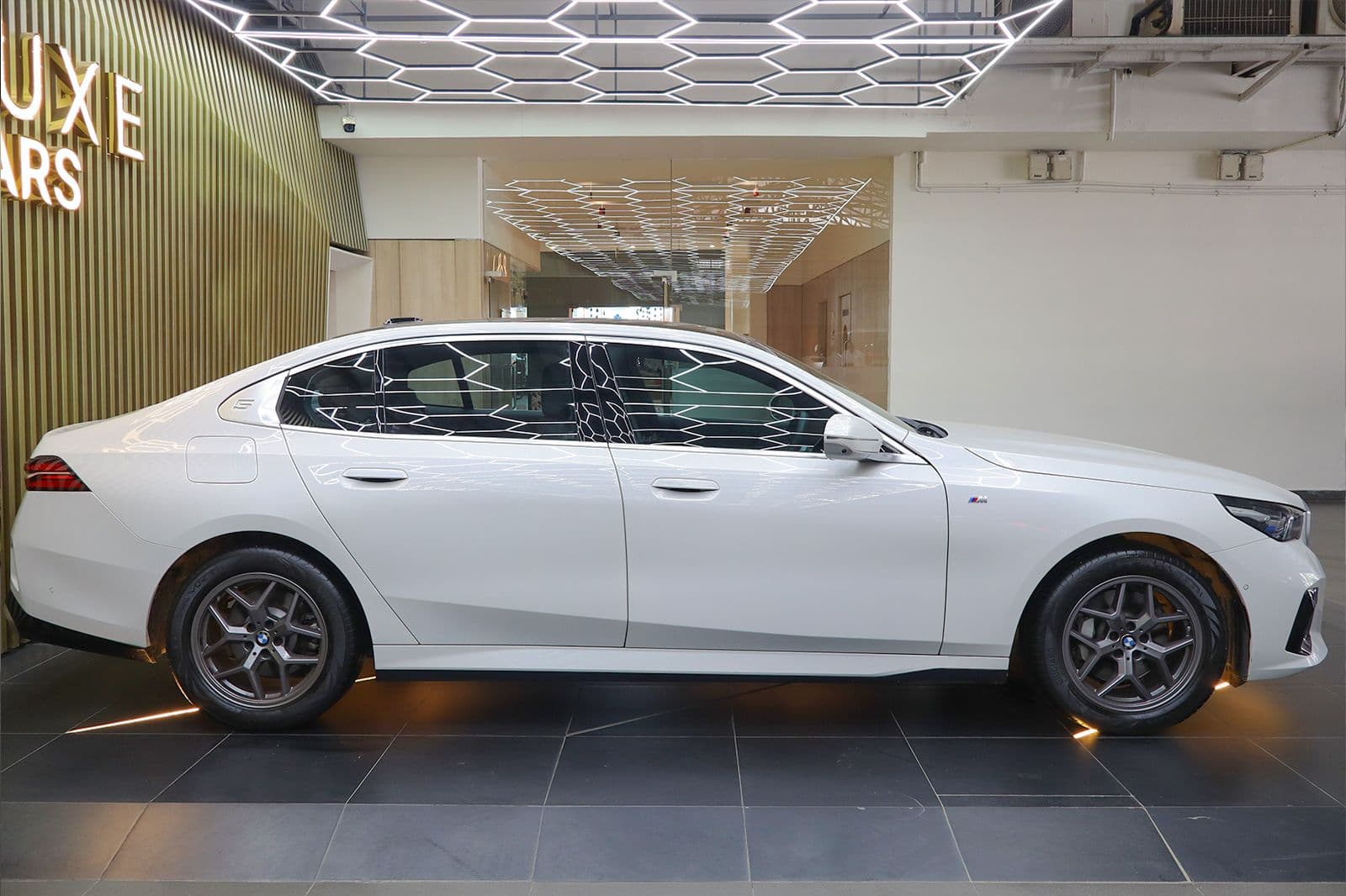 Car image 4