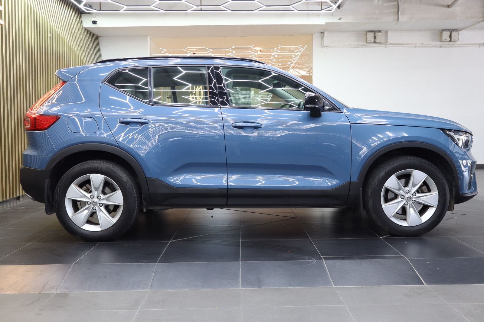 Car image 2
