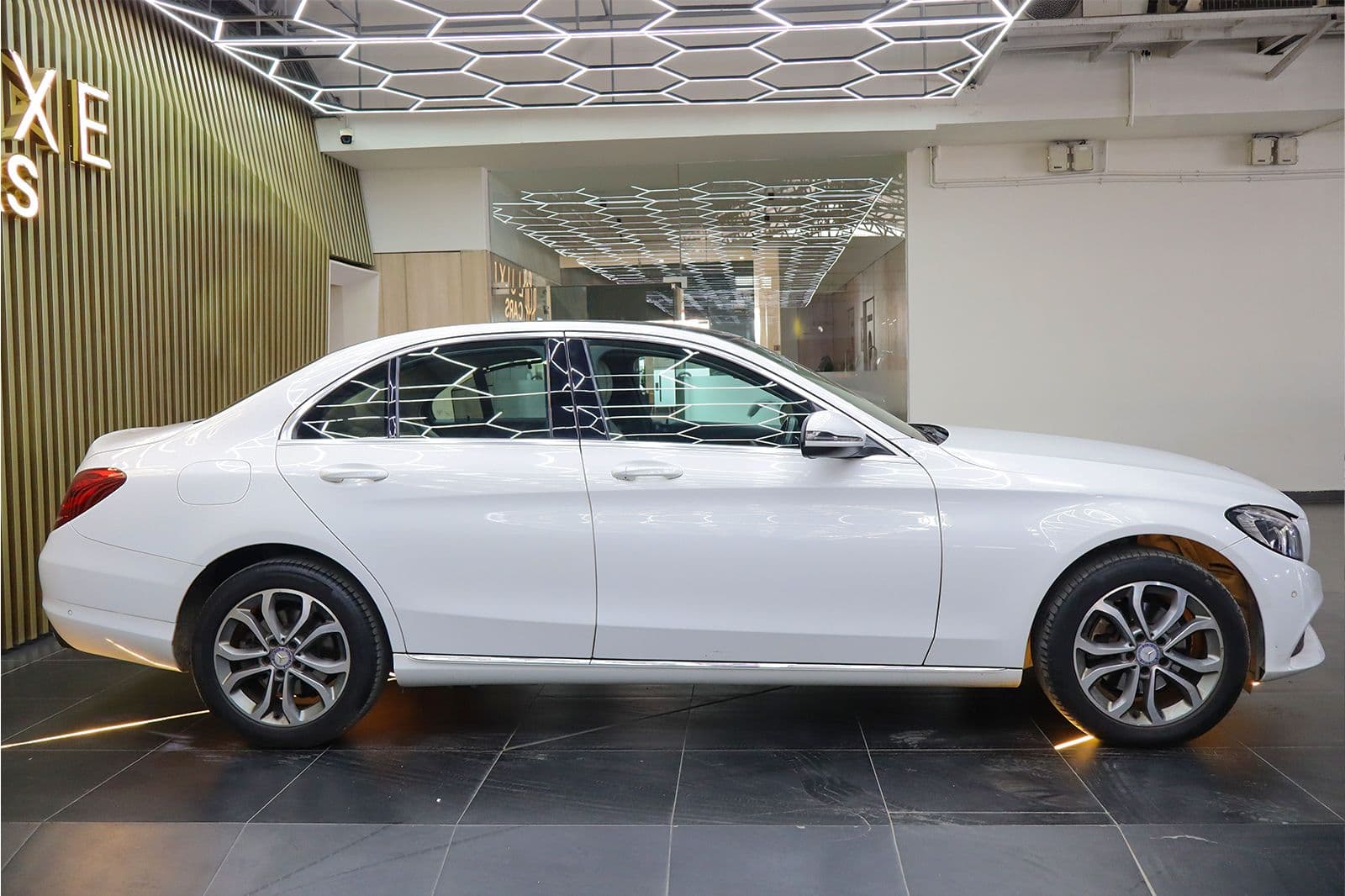 Car image 3