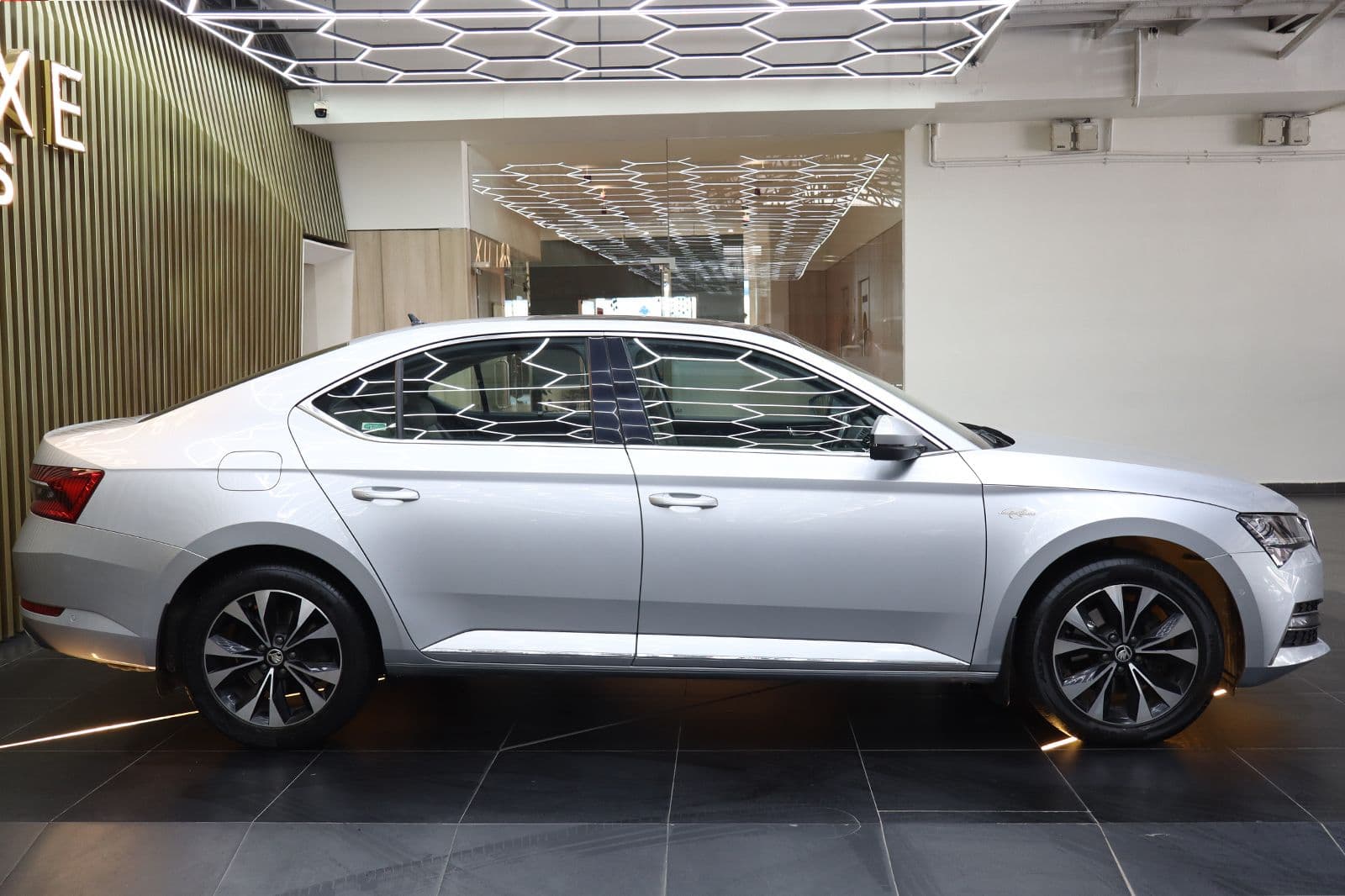 Car image 3