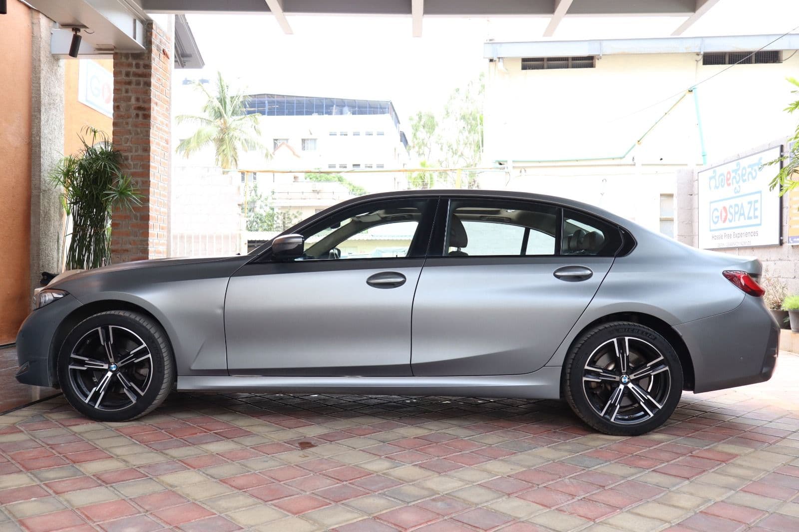 Car image 2
