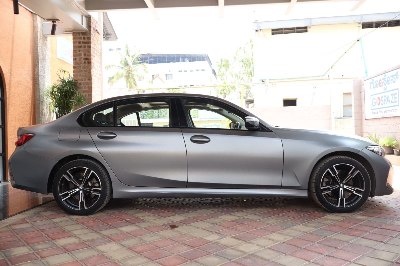 Car image 3