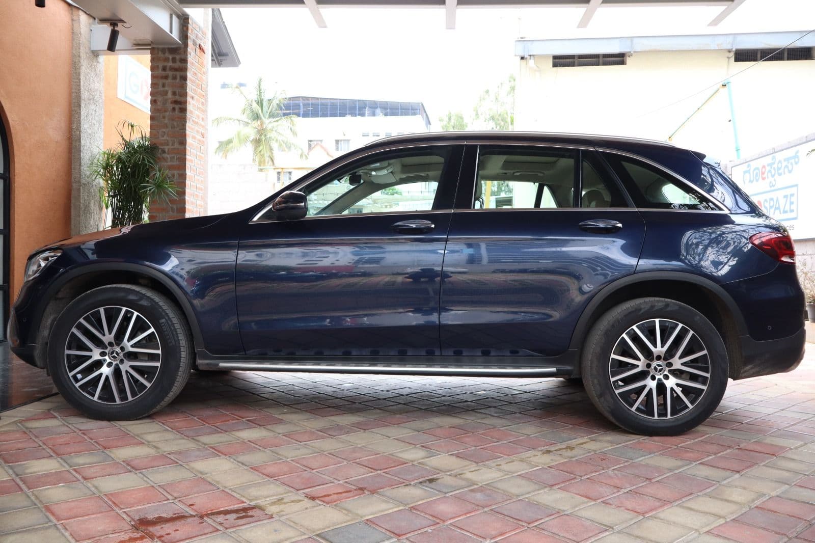 Car image 4